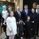 Фото kremlin.ru. Сооронбай Жээнбеков и Владимир Путин с семьей Чингиза Айтматова