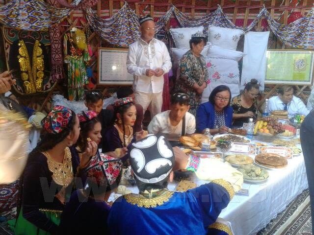 Фото ИА «24.kg». Узбеки проводив гостей сели подкрепиться