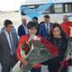 Фото ГАМФКиС. Айсулуу Тыныбекова (с цветами) после возвращения с чемпионата мира