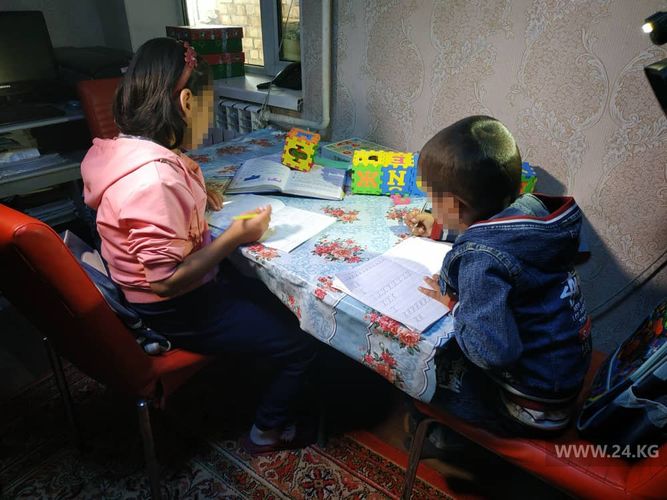 Фото 24.kg. Приемные дети Сейил Искендеровой и Шамыркана Курманбаева