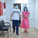 Фото пресс-службы кабмина. Улукбек Марипов вместе с женой получили вакцину