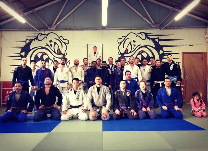 Фото @hidekishiiomi. Болотбек уулу Санжар (справа сверху) в академии Carlson Gracie London