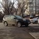 Фото читателя. Автомашина «Ниссан» (S1099N) перегородила выезд с улицы Усенбаева на Токтогула