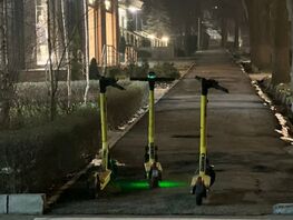 Самокаты на&nbsp;тротуарах мешают пройти. Жители Бишкека просят принять меры
