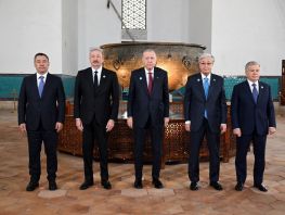 Садыр Жапаров посетил мавзолей Ходжи Ахмеда Ясави в&nbsp;Туркестане
