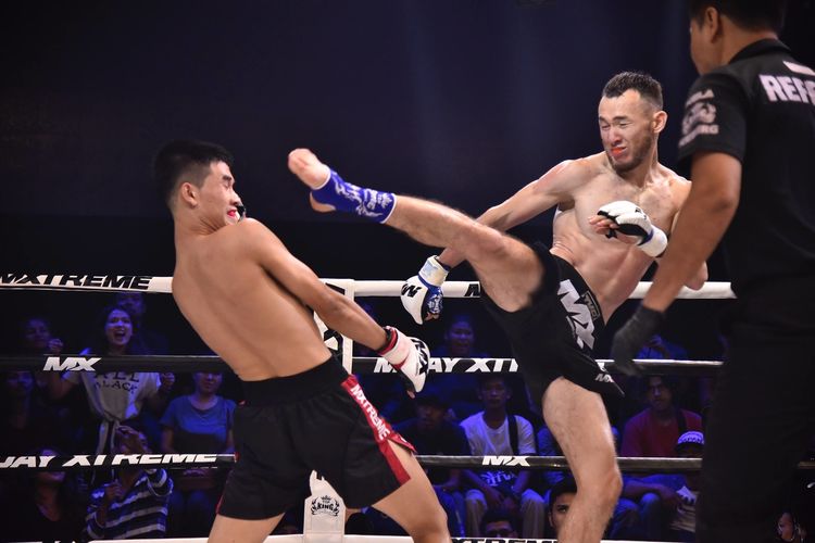 Фото MX Muay Xtreme. Нуржаман Эшбаев проводит удар ногой
