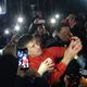 Фото 24.kg. Мирлан Мурзаев (в красном) делает селфи с фанатами
