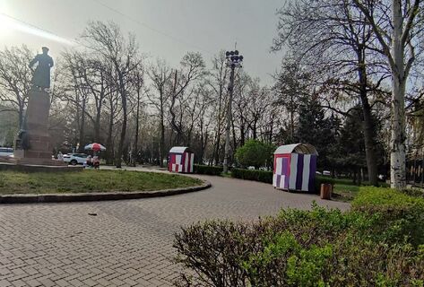 Ларьки у&nbsp;памятника Панфилову. В&nbsp;центре Бишкека появились очередные комки
