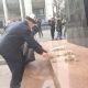 Фото 24.kg. Родные погибших во время апрельской революции возложили цветы к монументу на площади Ала-Тоо