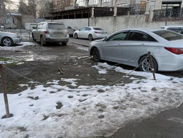 В&nbsp;Бишкеке возле дома установили ограждение. Законно&nbsp;ли это
