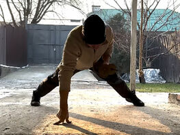 Отжимания на&nbsp;двух пальцах и&nbsp;гиря на&nbsp;спине. Бишкекчанин покоряет соцсети
