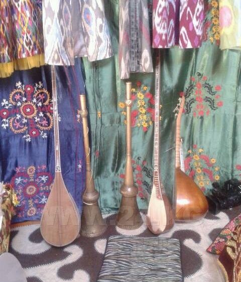Фото ИА «24.kg». Музыкальные инструменты узбеков