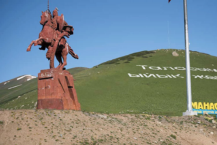 Фото из интернета. Памятник Манасу на въезде в Таласскую область