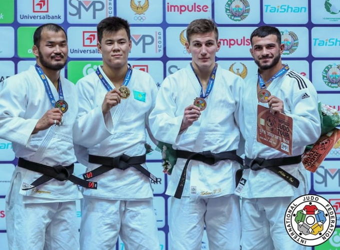 Фото IJF. Владимир Золоев (второй справа) на одном из турниров