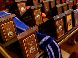 Садыр Жапаров мамлекеттик сыйлыктарды кыскартты. Мыйзамга кол коюлду
