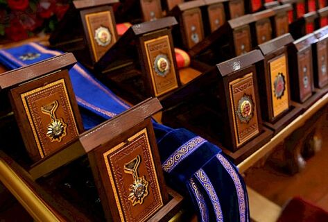 Садыр Жапаров мамлекеттик сыйлыктарды кыскартты. Мыйзамга кол коюлду
