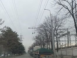 На&nbsp;проспекте Шабдана Баатыра в&nbsp;Бишкеке стоят фуры, заняв полосу движения
