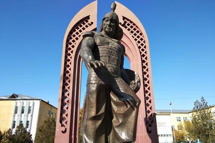 Фото 24.kg. Памятник Жайылу баатыру в центре Кара-Балты