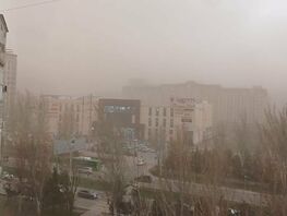 Сильный ветер в&nbsp;Бишкеке. Читатели присылают видео, как это было
