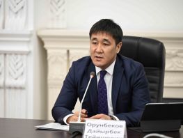 Орунбеков &laquo;Жунда&raquo; заводдо кытайлык жумушчулар тууралуу видеого түшүндүрмө берди
