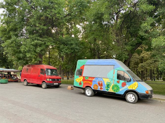 Фото читателя 24.kg. В Дубовом парке продают мороженое