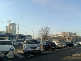 В&nbsp;Бишкеке машины оставляют на&nbsp;тротуарах, мешая пешеходам
