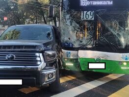 В&nbsp;Бишкеке автобус столкнулся с&nbsp;двумя машинами. Пострадали двое
