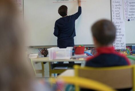 Учителя недовольны коэффициентами в&nbsp;зарплате. Главу кабмина просят разобраться
