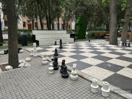 В&nbsp;Бишкеке снова сломали фигуры больших шахмат на&nbsp;бульваре Эркиндик
