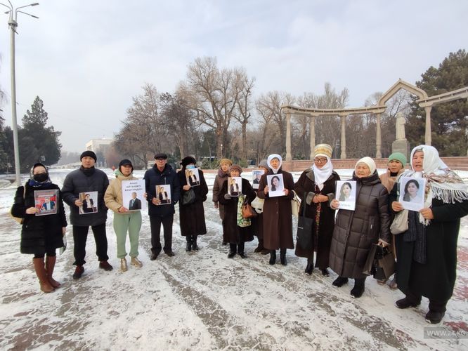 Фото 24.kg. В Бишкеке родственники задержанных активистов вновь вышли на акцию