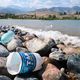 Фото читательницы 24.kg. Побережье озера Иссык-Куль со стороны села Тамга завалено мусором
