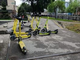 Ни&nbsp;пройти ни&nbsp;проехать: самокаты перекрыли тротуар на&nbsp;проспекте Манаса
