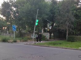 На&nbsp;проспекте Чингиза Айтматова в&nbsp;Бишкеке сломали столб светофора 