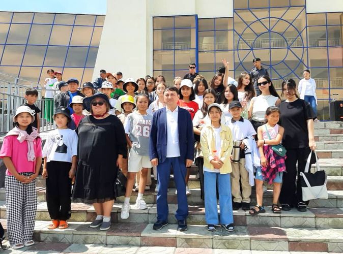 100 детей кыргызских мигрантов из России приехали на отдых в "Алтын балалык"