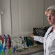 Фото 24.kg. В лаборатории «Пласформ» следят за тем, чтобы бутылки были безвредны для здоровья