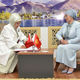 Фото Султана Досалиева. Эмине Эрдоган и Айгуль Токоева в культурном центре имени Ч.Айтматова