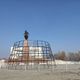 Фото 24.kg. В Бишкеке начали установку каркасов трех новогодних елок