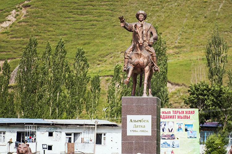 Фото из интернета. Памятник Алымбеку датке в Ошской области