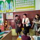 Фото ИА «24.kg». Министр образования и науки Гульмира Кудайбердиева в школе №3 знакомится с состоянием учебников 