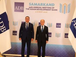  Finance Ministry of Kyrgyzstan discusses major projects with ADB head
