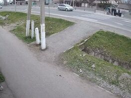 Чүйдө жөө өтмөктөн окуучу кызды унаа сүзүп, каза болду
