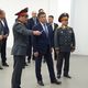 Фото 24.kg. Глава ГУВД Бишкека Канат Джумагазиев рассказывает президенту Сооронбаю Жээнбекову о работе командного центра