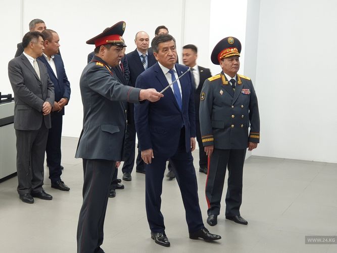 Фото 24.kg. Глава ГУВД Бишкека Канат Джумагазиев рассказывает президенту Сооронбаю Жээнбекову о работе командного центра