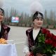 Фото Султана Досалиева. Владимира Путина встречали не только боорсоками, но и цветами