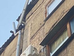 Водосточная труба может упасть кому-то на&nbsp;голову. Жители улицы Тимирязева боятся
