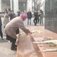 Фото 24.kg. Родные погибших во время апрельской революции возложили цветы к монументу на площади Ала-Тоо