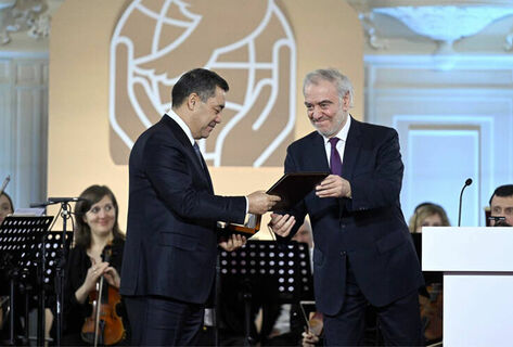 Садыр Жапаровго Санкт-Петербургда Лев Толстой атындагы тынчтык сыйлыгы ыйгарылды
