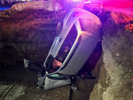 На&nbsp;объездной дороге в&nbsp;яму, не&nbsp;огражденную лентами, упала машина
