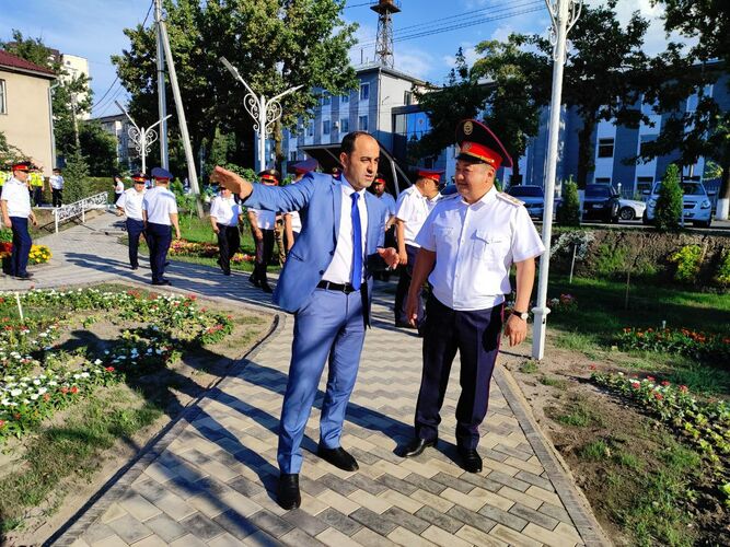 Столичное ГУВД торжественно открыло аллею в честь 100-летия кыргызской милиции