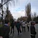 Фото ИА «24.kg». Люди на остановках в Бишкеке